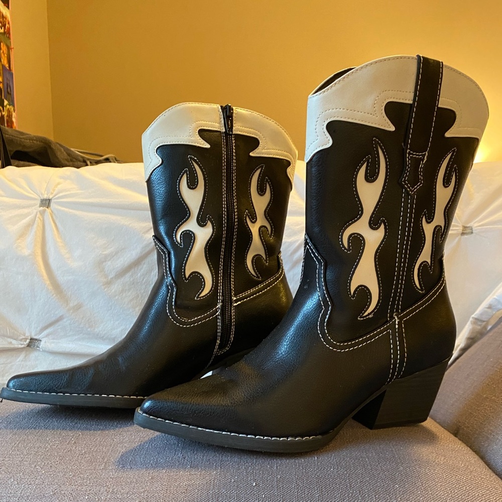 Black and White detailed cowboy boots
